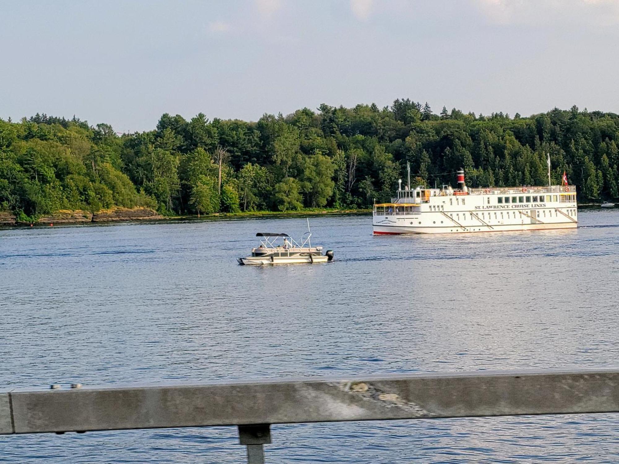 Kokomo Inn Bed And Breakfast Ottawa-Gatineau'S Only Tropical Riverfront B&B On The National Capital Cycling Pathway Route Verte #1 - For Adults Only - Chambre D'Hotes Tropical Aux Berges Des Outaouais Bnb #17542O Luaran gambar