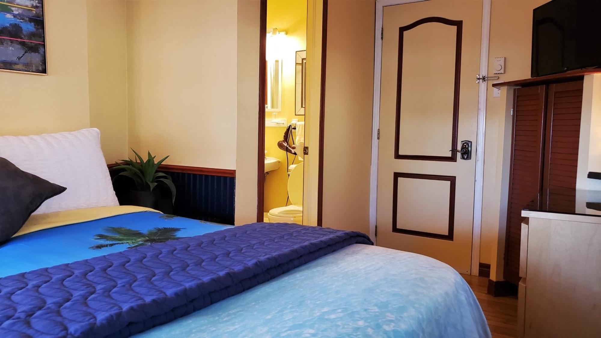 Kokomo Inn Bed And Breakfast Ottawa-Gatineau'S Only Tropical Riverfront B&B On The National Capital Cycling Pathway Route Verte #1 - For Adults Only - Chambre D'Hotes Tropical Aux Berges Des Outaouais Bnb #17542O Bilik gambar