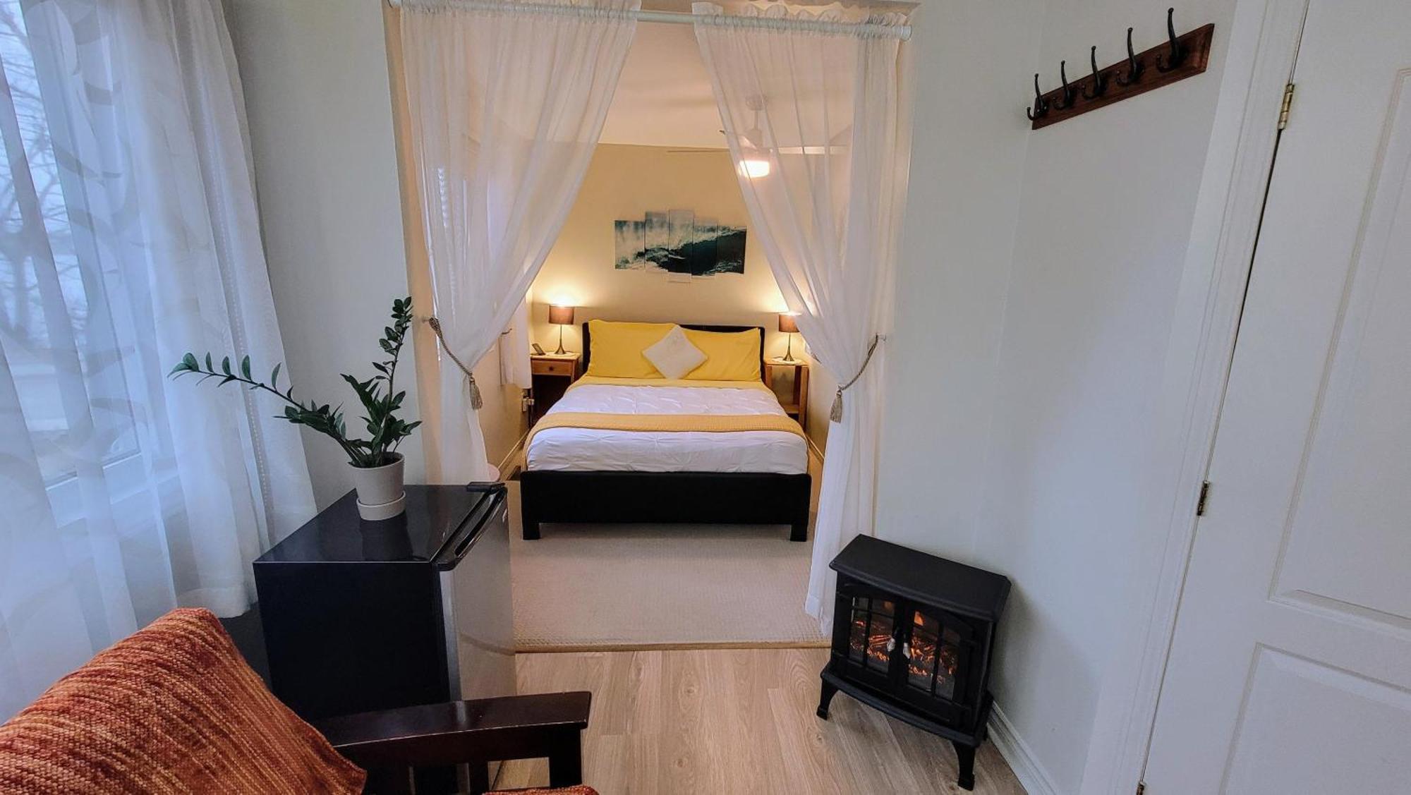 Kokomo Inn Bed And Breakfast Ottawa-Gatineau'S Only Tropical Riverfront B&B On The National Capital Cycling Pathway Route Verte #1 - For Adults Only - Chambre D'Hotes Tropical Aux Berges Des Outaouais Bnb #17542O Luaran gambar