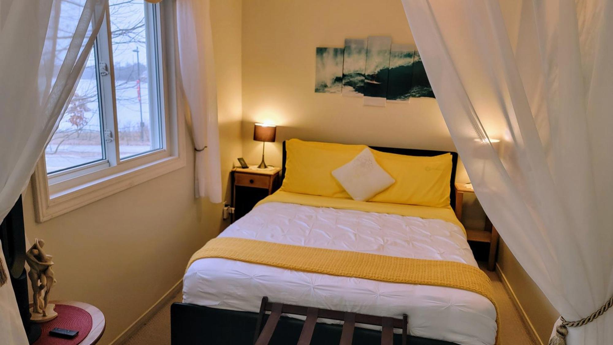 Kokomo Inn Bed And Breakfast Ottawa-Gatineau'S Only Tropical Riverfront B&B On The National Capital Cycling Pathway Route Verte #1 - For Adults Only - Chambre D'Hotes Tropical Aux Berges Des Outaouais Bnb #17542O Luaran gambar