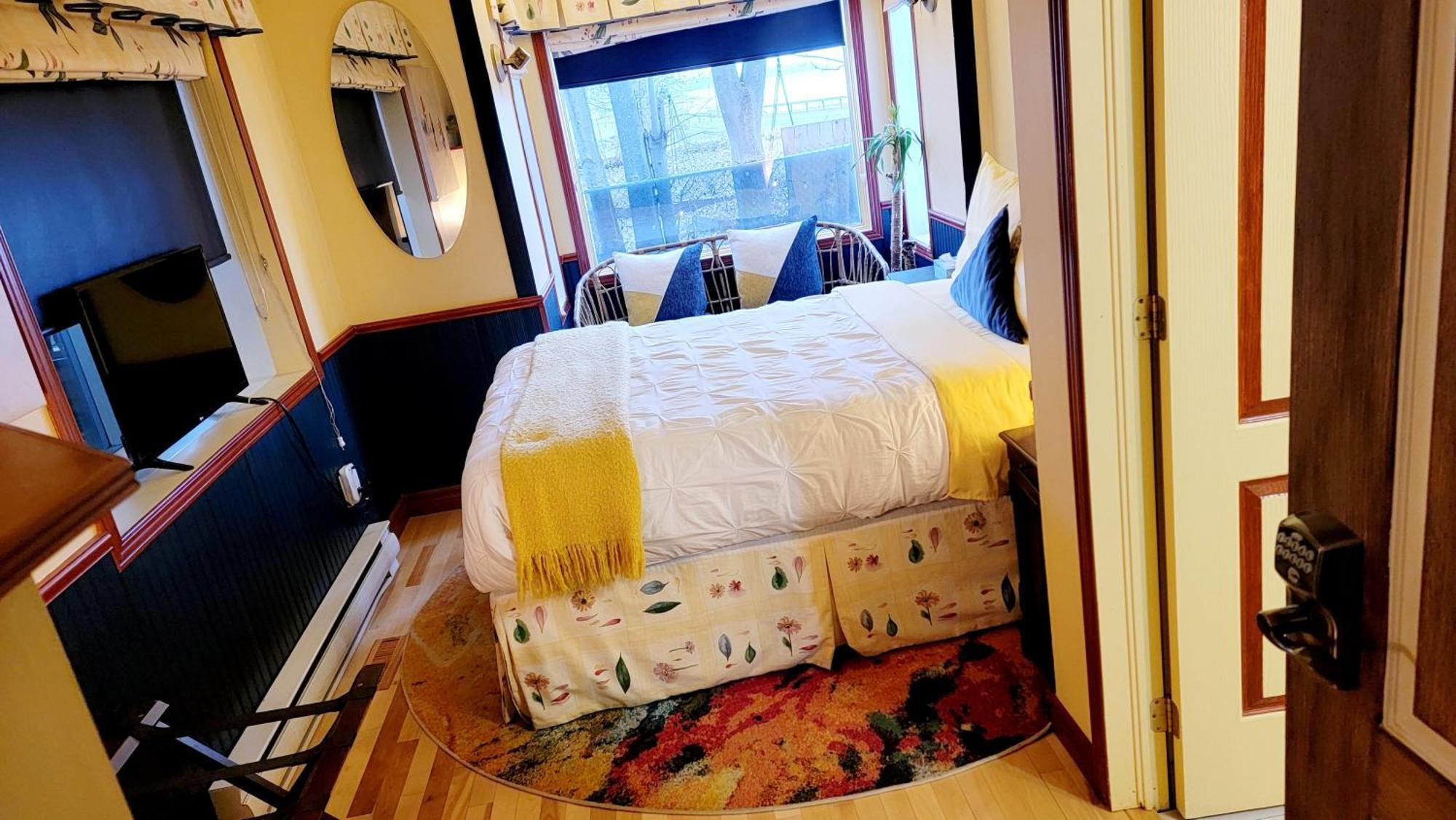 Kokomo Inn Bed And Breakfast Ottawa-Gatineau'S Only Tropical Riverfront B&B On The National Capital Cycling Pathway Route Verte #1 - For Adults Only - Chambre D'Hotes Tropical Aux Berges Des Outaouais Bnb #17542O Luaran gambar