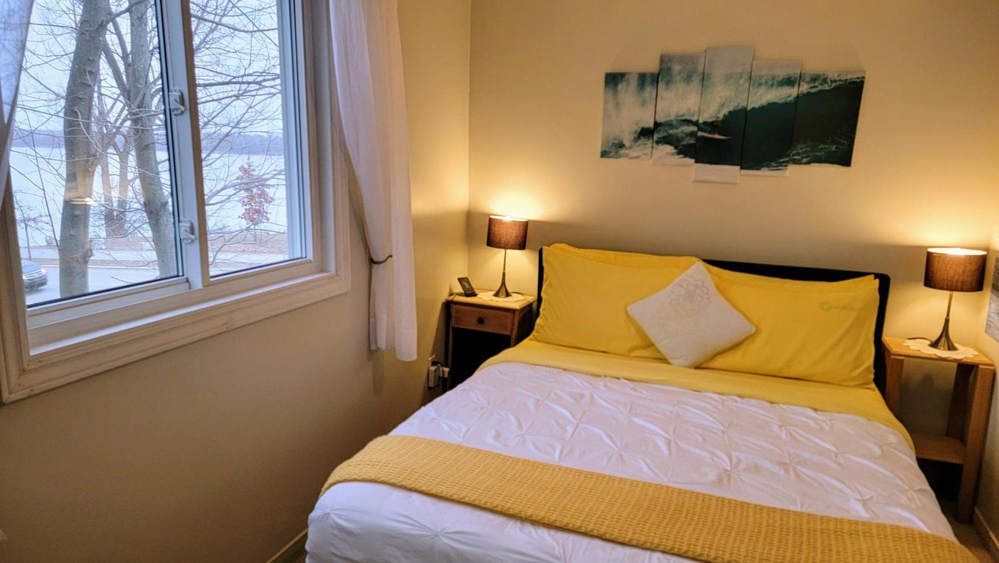 Kokomo Inn Bed And Breakfast Ottawa-Gatineau'S Only Tropical Riverfront B&B On The National Capital Cycling Pathway Route Verte #1 - For Adults Only - Chambre D'Hotes Tropical Aux Berges Des Outaouais Bnb #17542O Bilik gambar