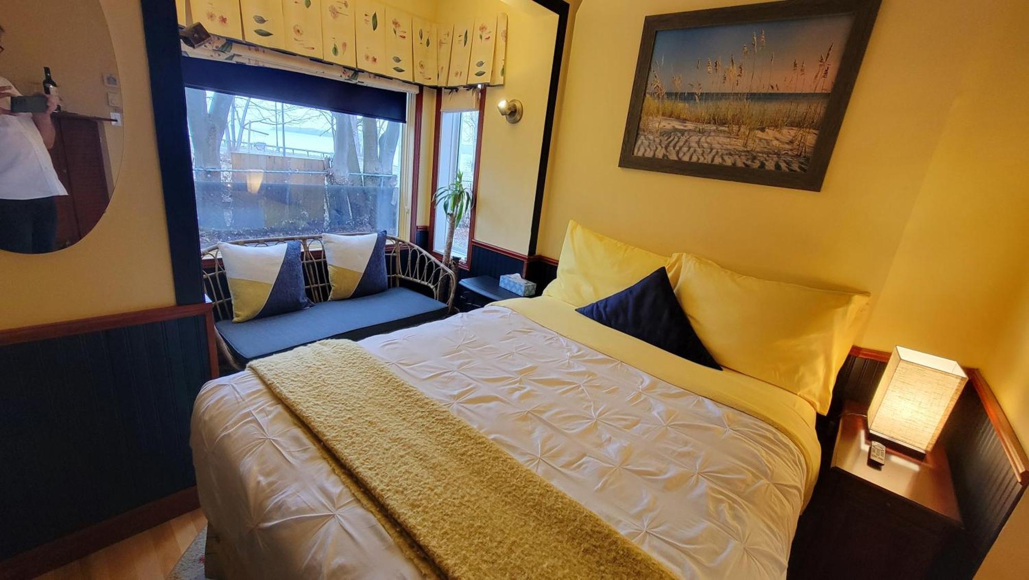 Kokomo Inn Bed And Breakfast Ottawa-Gatineau'S Only Tropical Riverfront B&B On The National Capital Cycling Pathway Route Verte #1 - For Adults Only - Chambre D'Hotes Tropical Aux Berges Des Outaouais Bnb #17542O Bilik gambar