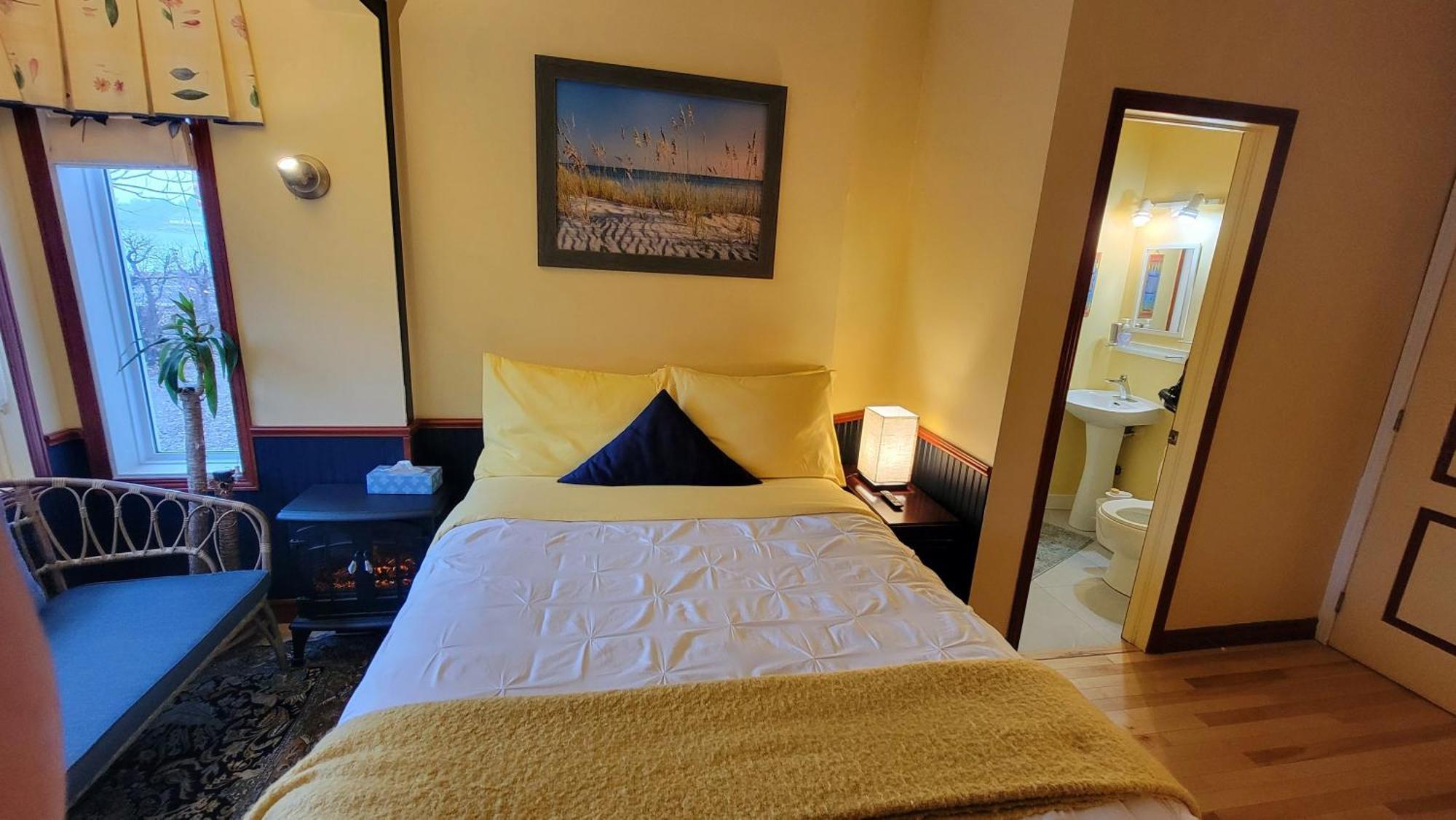 Kokomo Inn Bed And Breakfast Ottawa-Gatineau'S Only Tropical Riverfront B&B On The National Capital Cycling Pathway Route Verte #1 - For Adults Only - Chambre D'Hotes Tropical Aux Berges Des Outaouais Bnb #17542O Bilik gambar