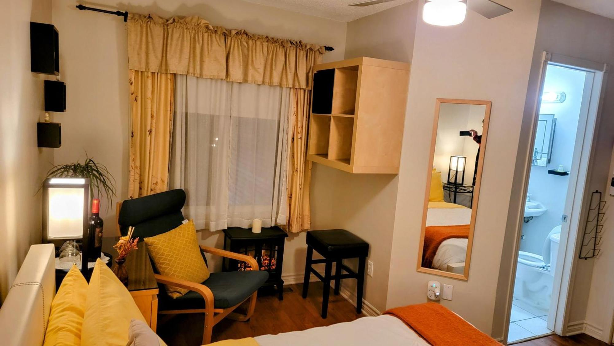 Kokomo Inn Bed And Breakfast Ottawa-Gatineau'S Only Tropical Riverfront B&B On The National Capital Cycling Pathway Route Verte #1 - For Adults Only - Chambre D'Hotes Tropical Aux Berges Des Outaouais Bnb #17542O Bilik gambar