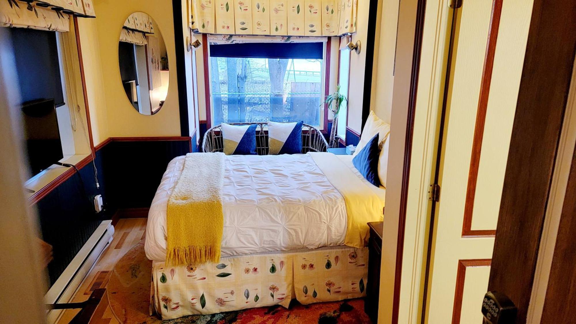 Kokomo Inn Bed And Breakfast Ottawa-Gatineau'S Only Tropical Riverfront B&B On The National Capital Cycling Pathway Route Verte #1 - For Adults Only - Chambre D'Hotes Tropical Aux Berges Des Outaouais Bnb #17542O Bilik gambar