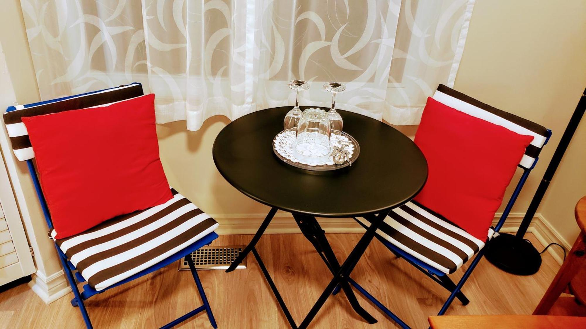 Kokomo Inn Bed And Breakfast Ottawa-Gatineau'S Only Tropical Riverfront B&B On The National Capital Cycling Pathway Route Verte #1 - For Adults Only - Chambre D'Hotes Tropical Aux Berges Des Outaouais Bnb #17542O Bilik gambar